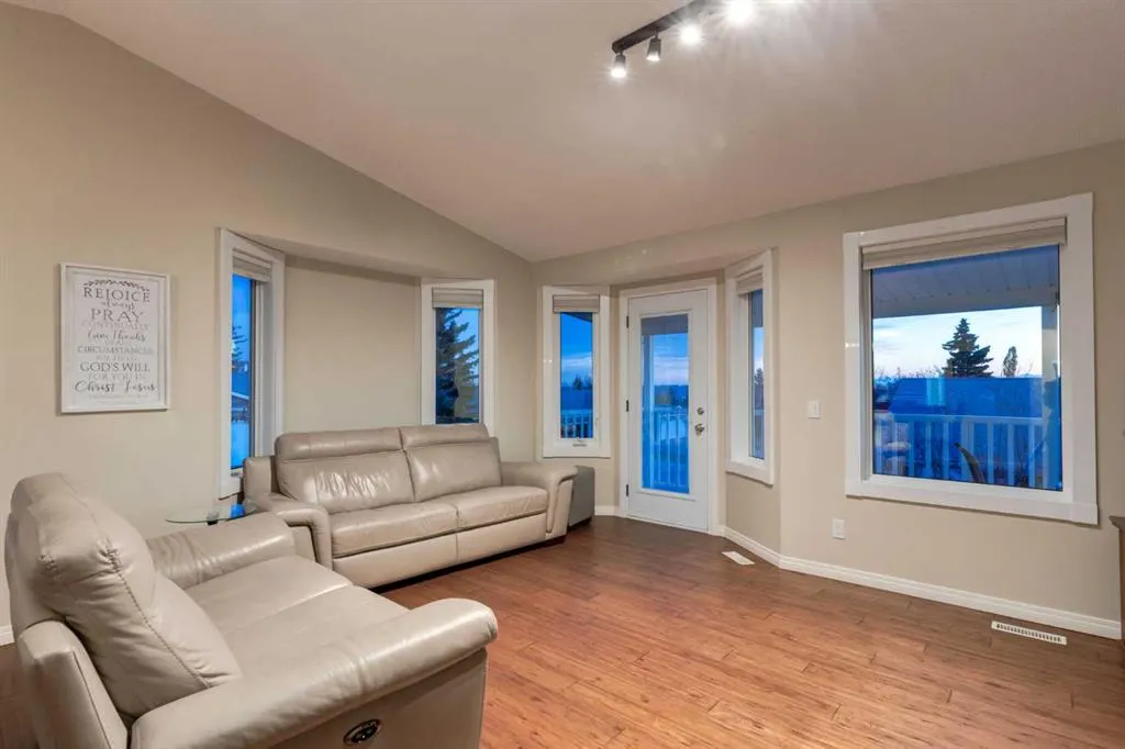 4 ARBOUR CLIFF Court NW
