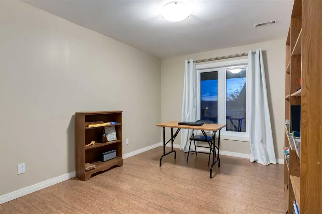 4 ARBOUR CLIFF Court NW