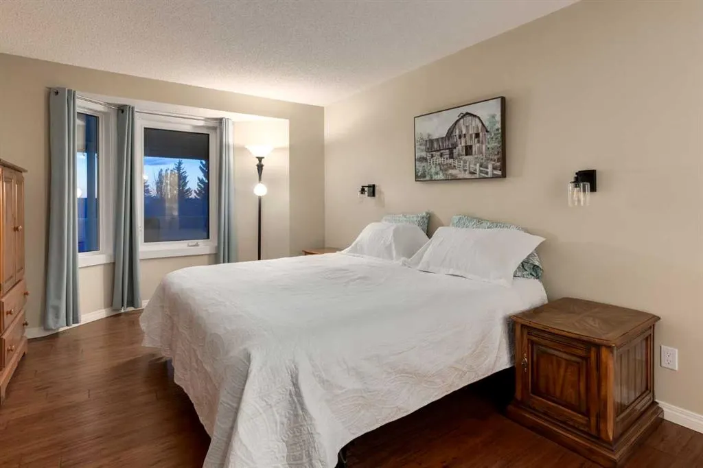 4 ARBOUR CLIFF Court NW