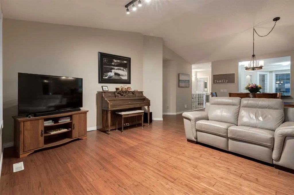 4 ARBOUR CLIFF Court NW