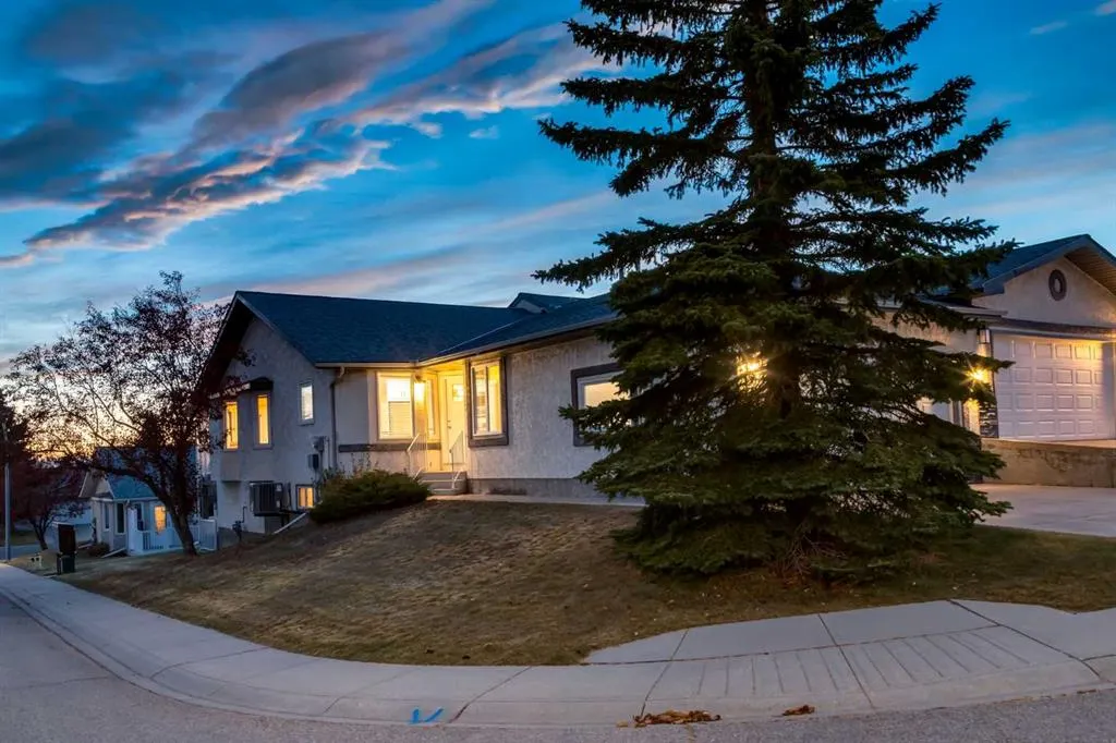 4 ARBOUR CLIFF Court NW