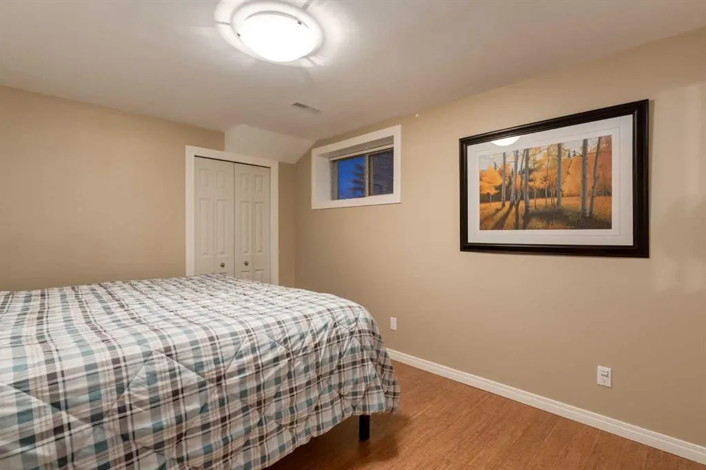 4 ARBOUR CLIFF Court NW