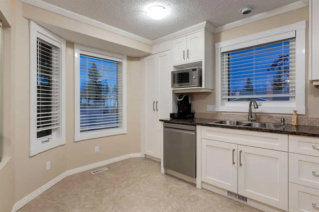 4 ARBOUR CLIFF Court NW