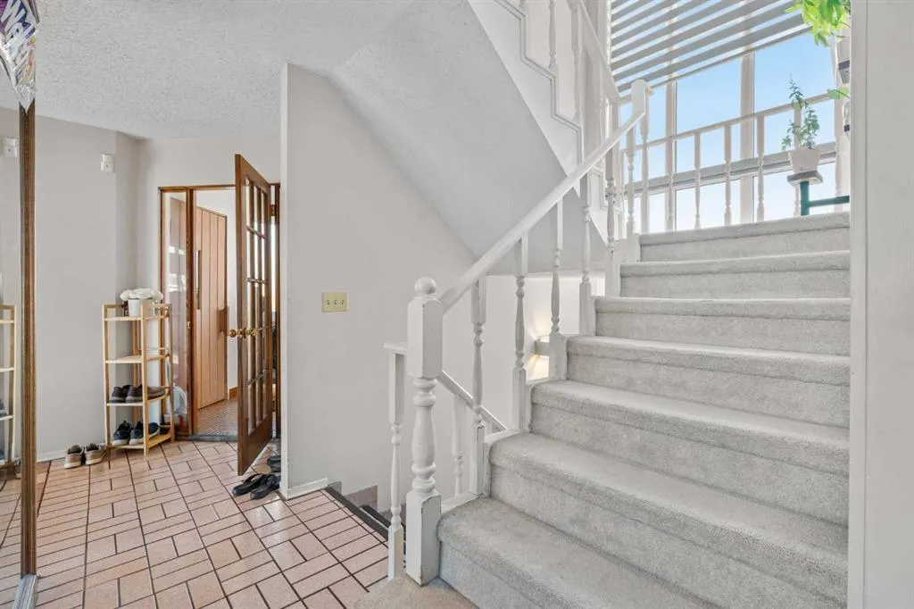 32 Castleglen Court NE