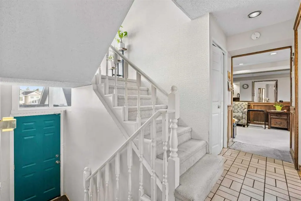 32 Castleglen Court NE