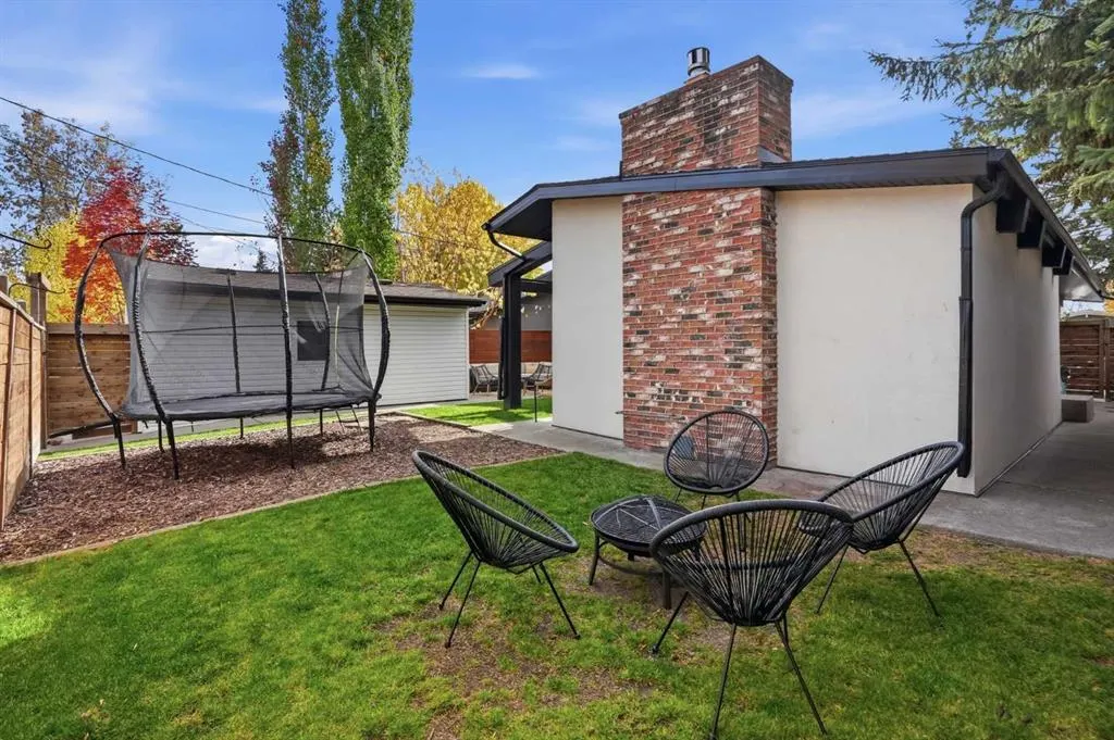 2740 Lionel Crescent SW