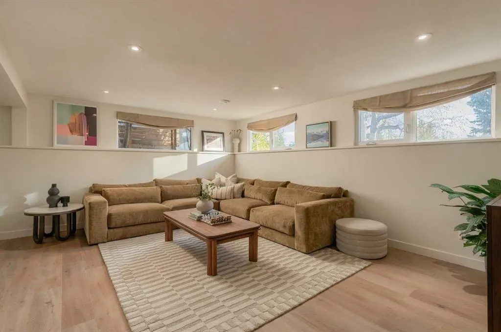 2740 Lionel Crescent SW