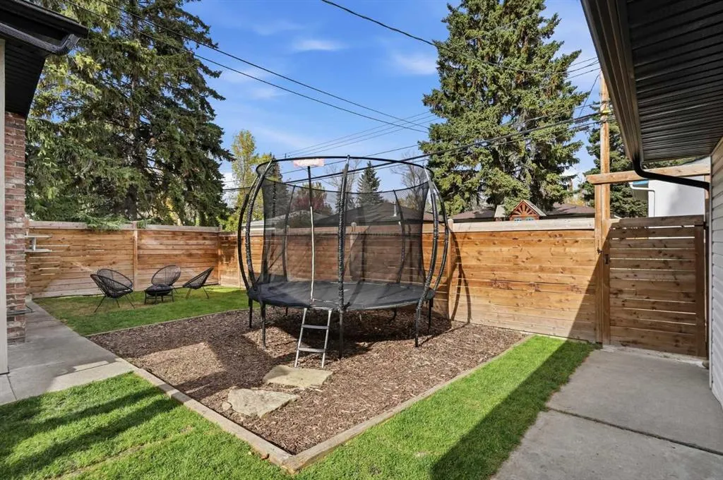 2740 Lionel Crescent SW