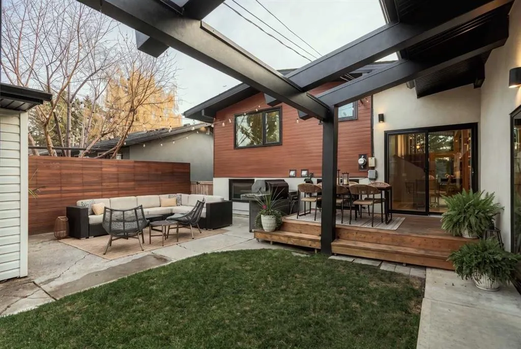 2740 Lionel Crescent SW