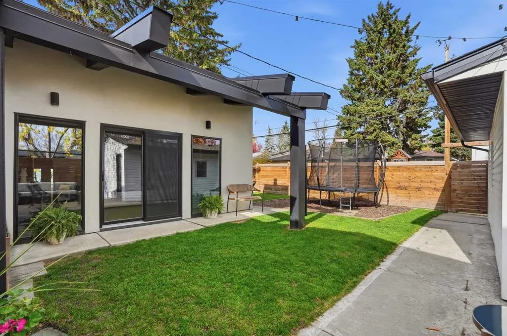 2740 Lionel Crescent SW