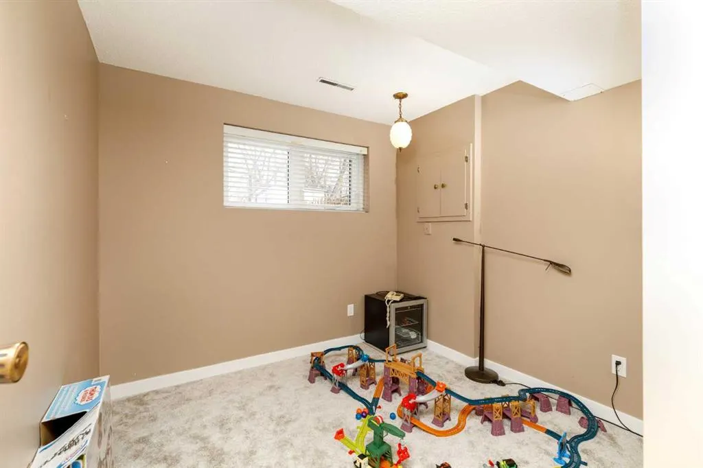 102 Welton Crescent
