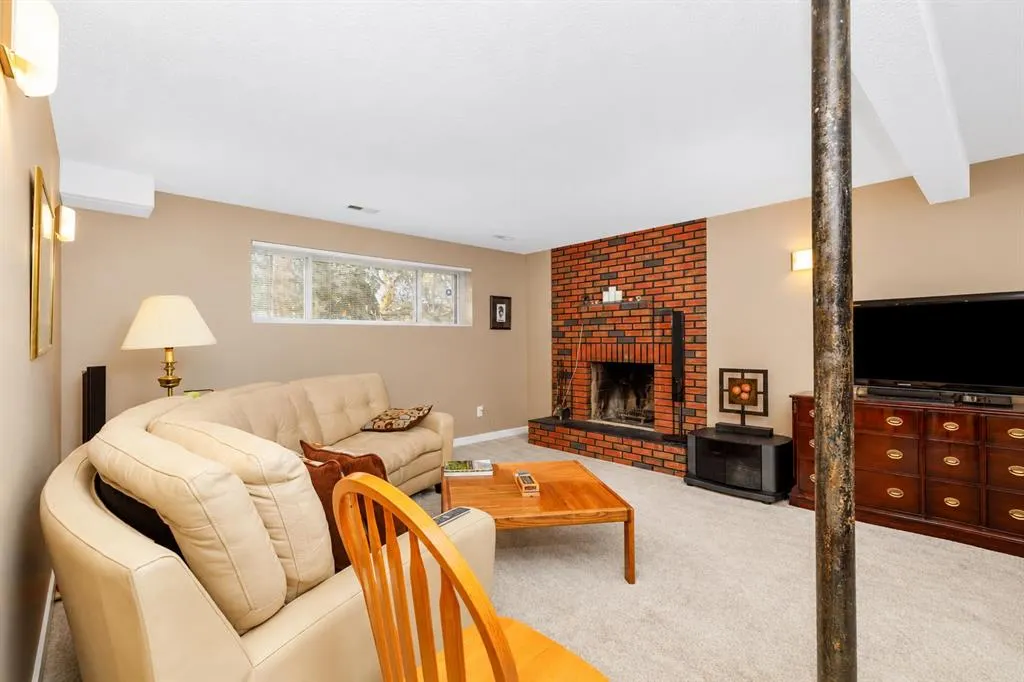 102 Welton Crescent