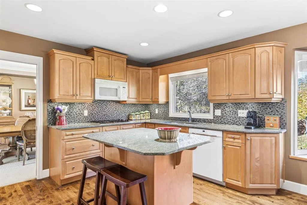 1228 Kerwood Crescent SW