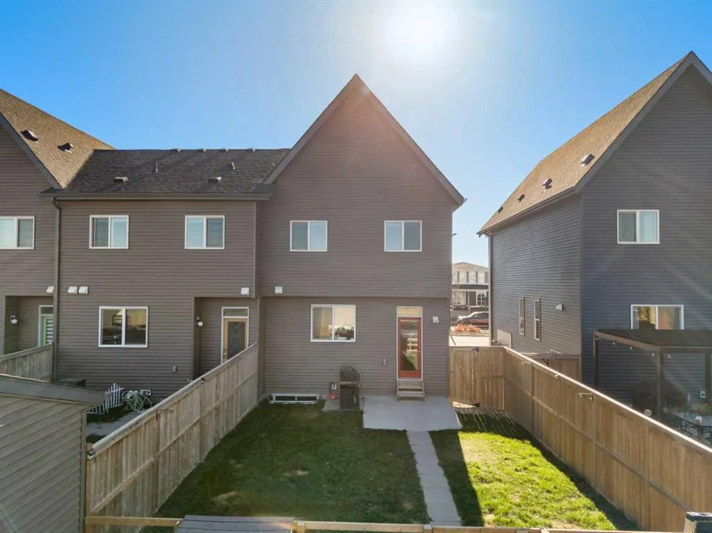 220 Livingston View NE