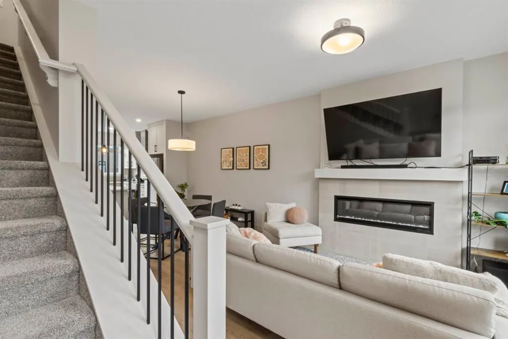 52 Royal Elm Green NW