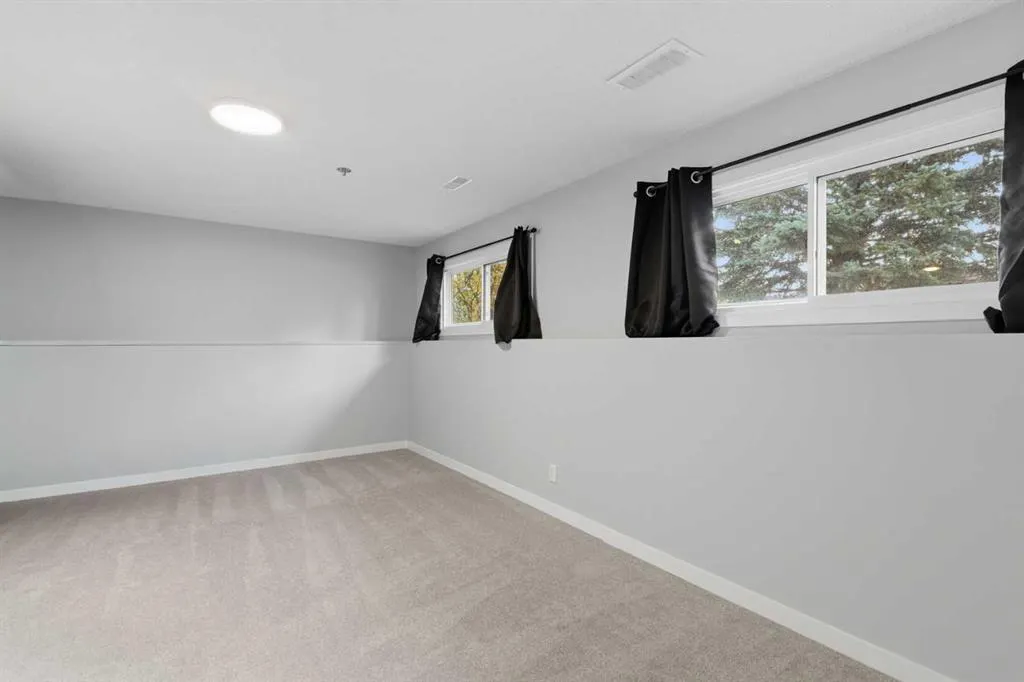 20 Maple Court Crescent SE