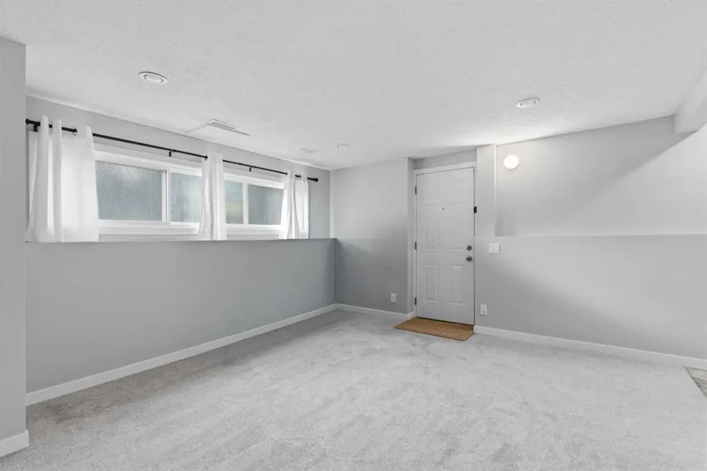 20 Maple Court Crescent SE