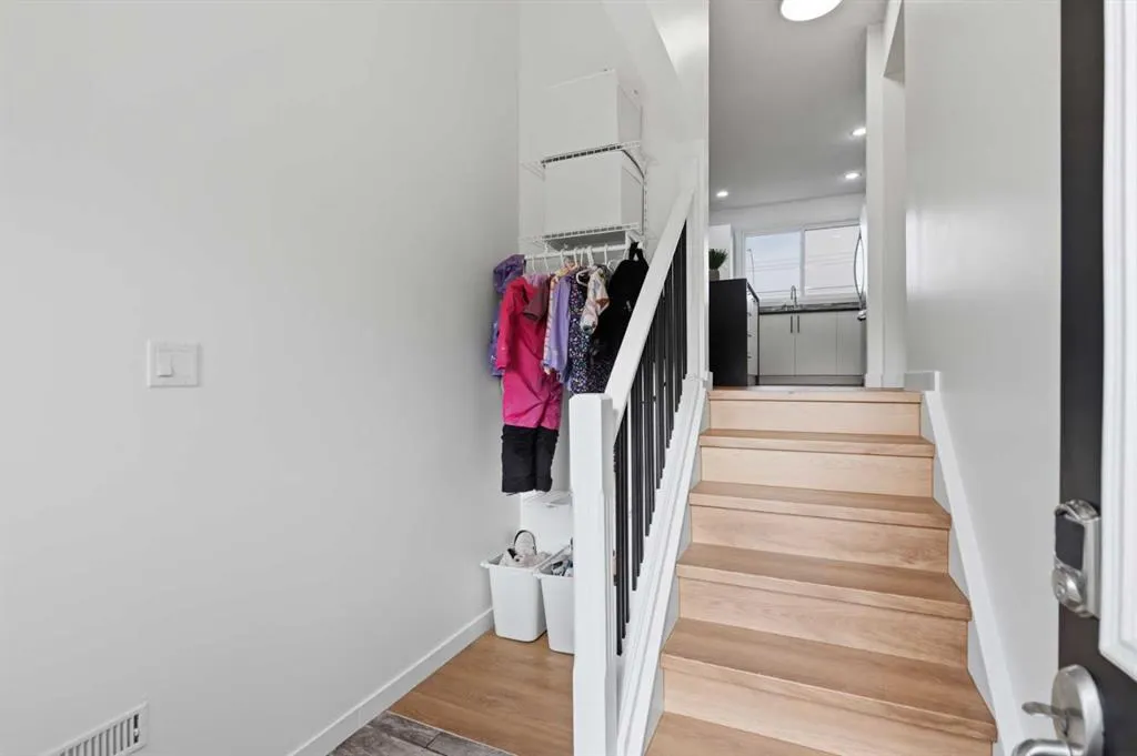 20 Maple Court Crescent SE