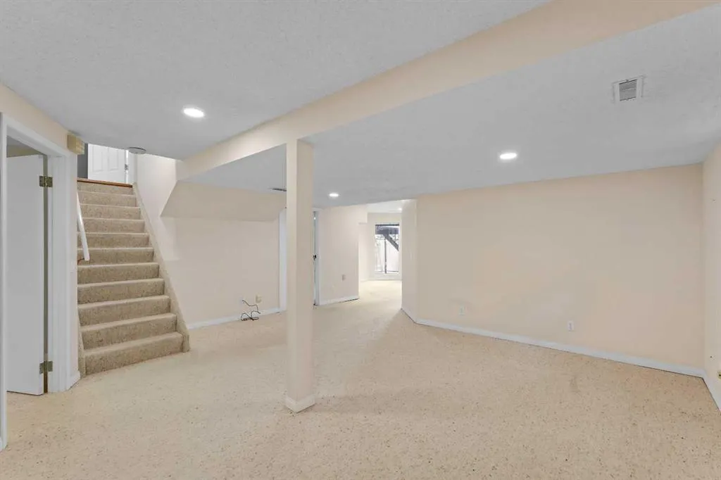 84 Strathlorne Crescent SW