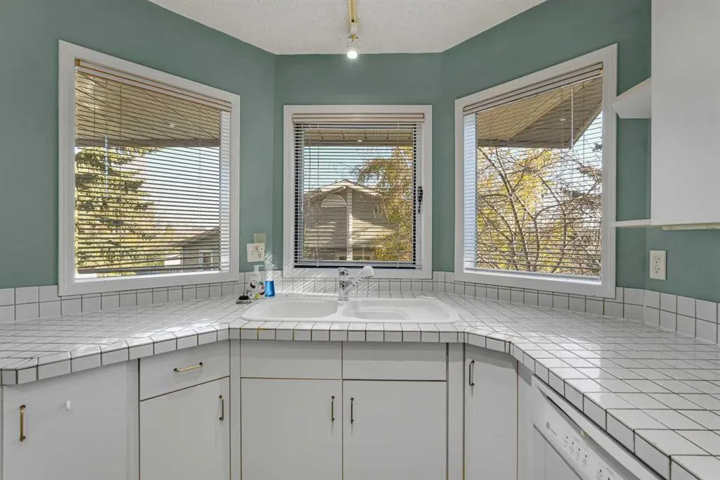 84 Strathlorne Crescent SW