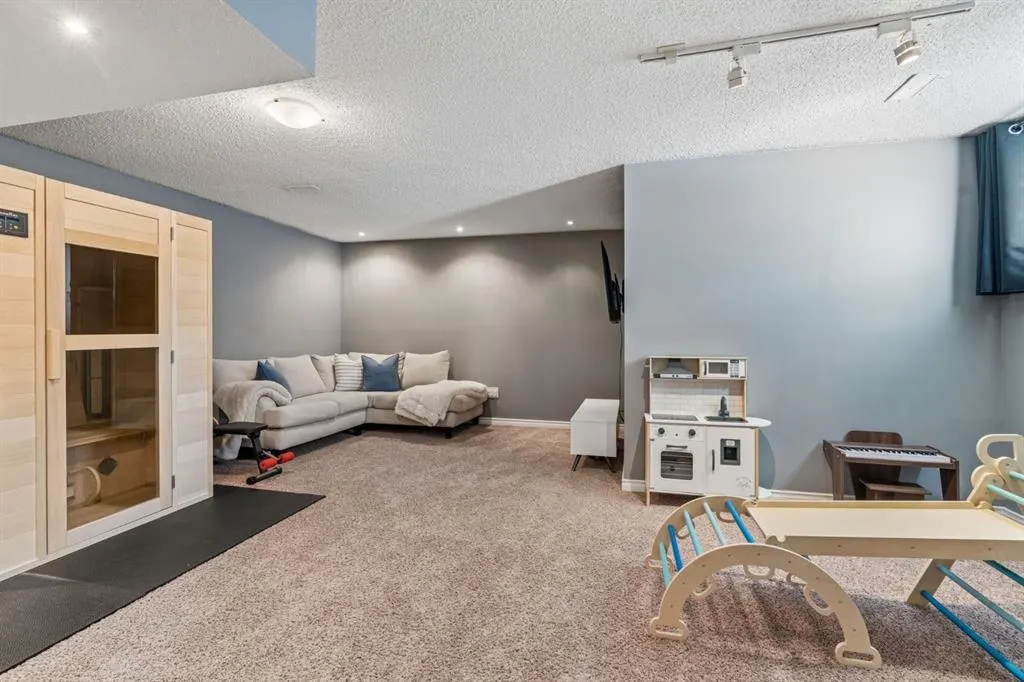338 Sunset Common