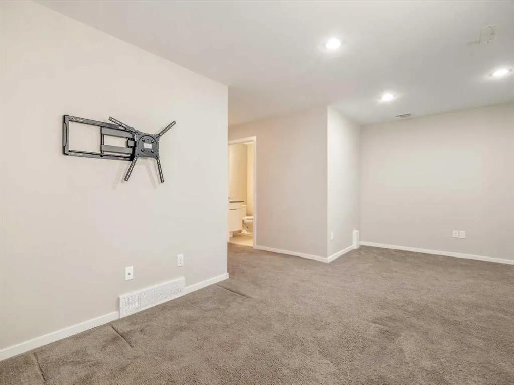 450 Highlands Boulevard W #4