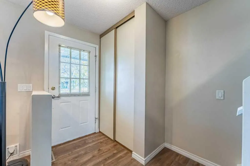 552 Queenston Gardens SE