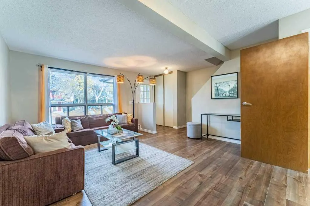 552 Queenston Gardens SE
