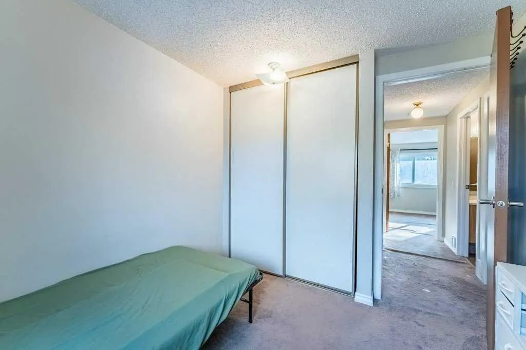 552 Queenston Gardens SE
