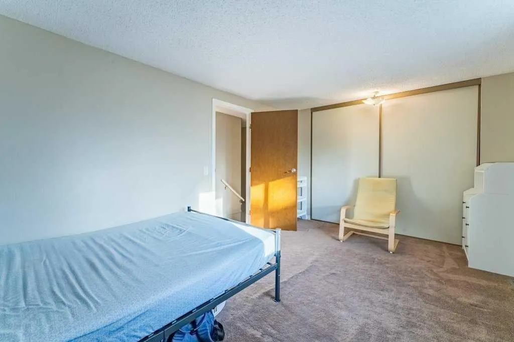 552 Queenston Gardens SE