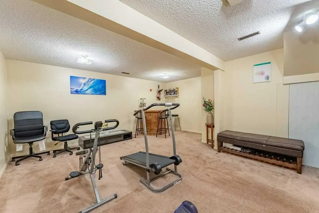552 Queenston Gardens SE