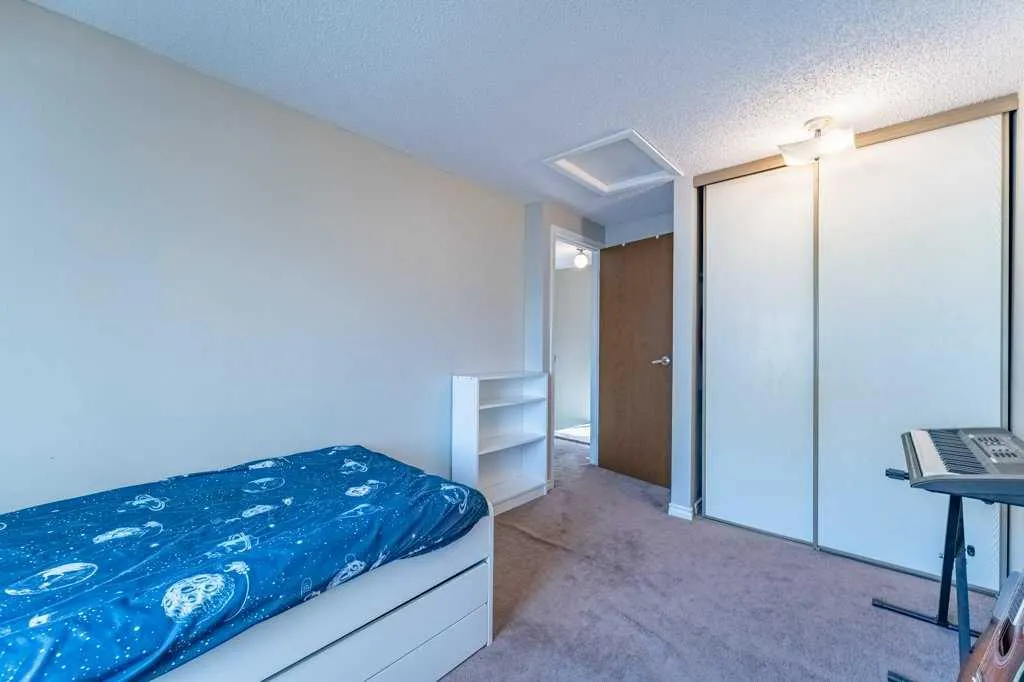 552 Queenston Gardens SE