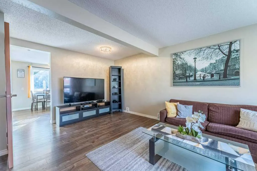 552 Queenston Gardens SE