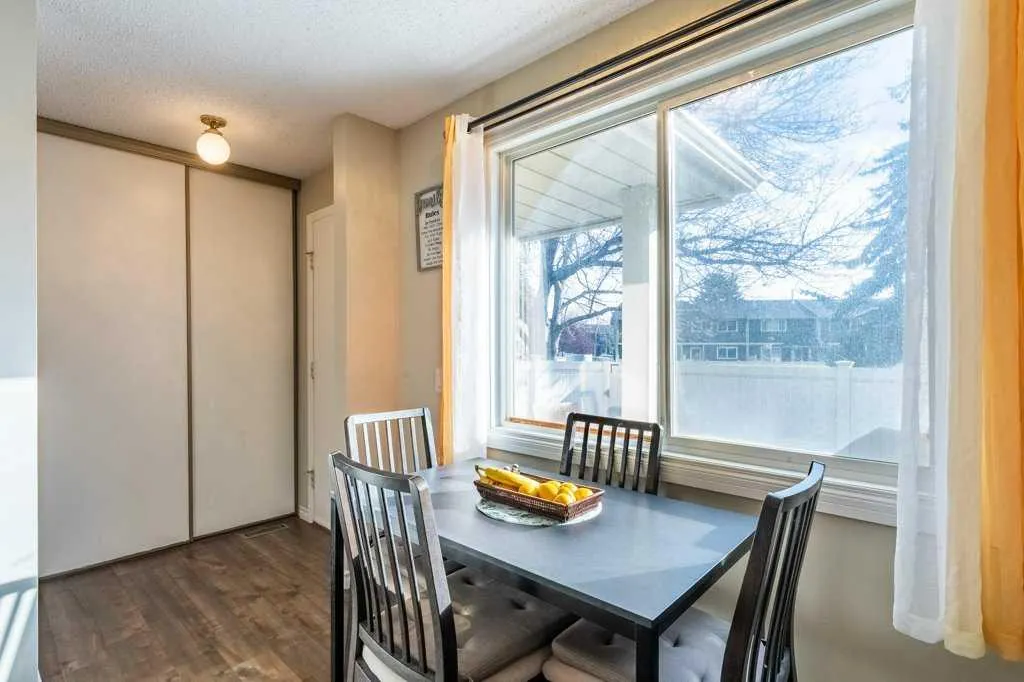 552 Queenston Gardens SE