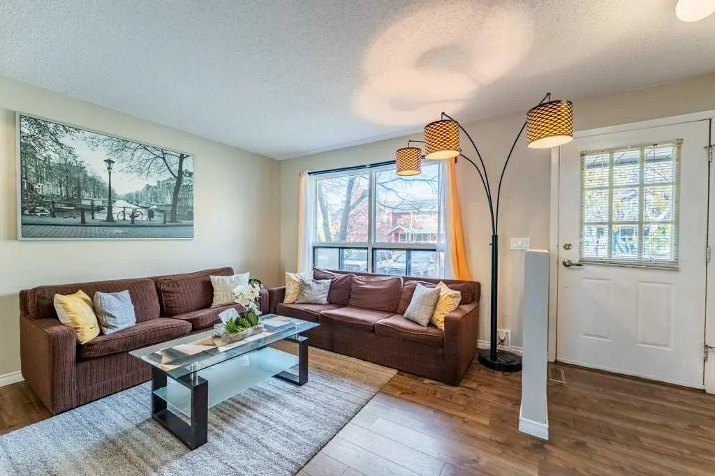 552 Queenston Gardens SE