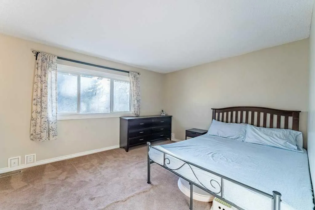 552 Queenston Gardens SE