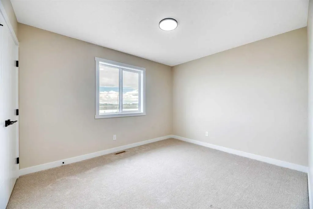 112 Lakewood Crescent