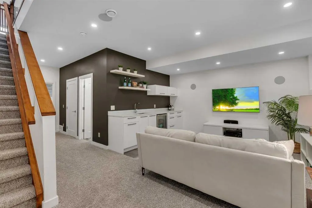 2327B Osborne Crescent SW