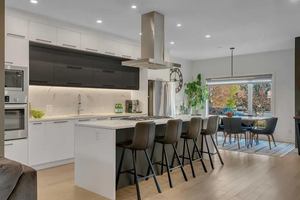 2327B Osborne Crescent SW
