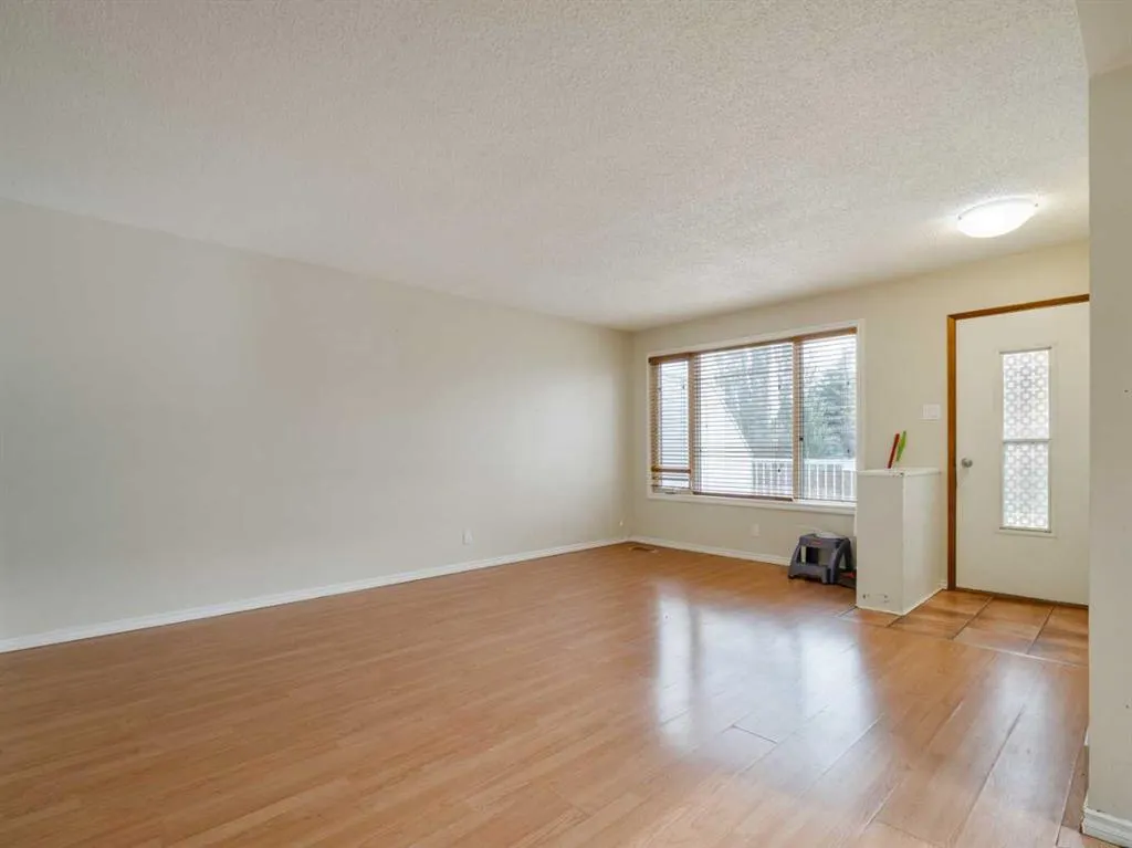 6 Cayuga Crescent W