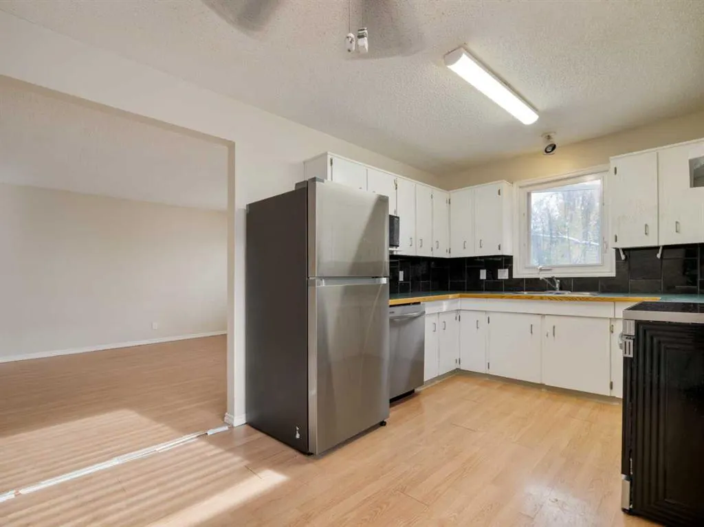 6 Cayuga Crescent W