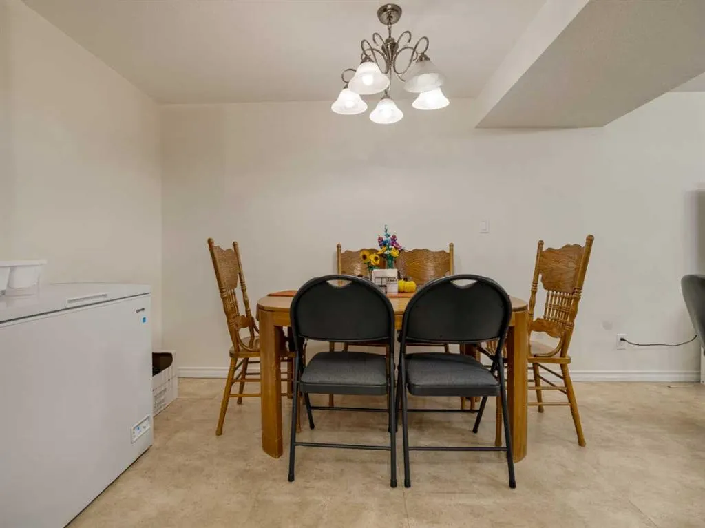 6 Cayuga Crescent W