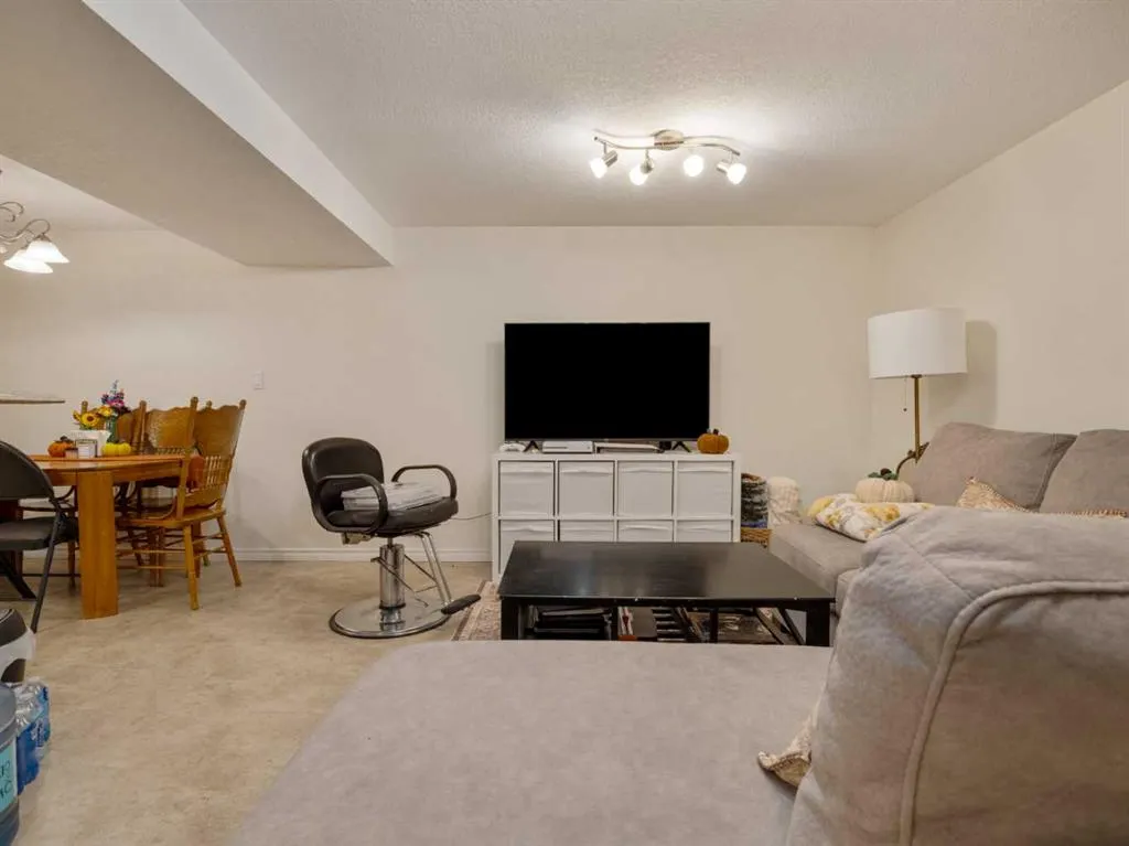 6 Cayuga Crescent W