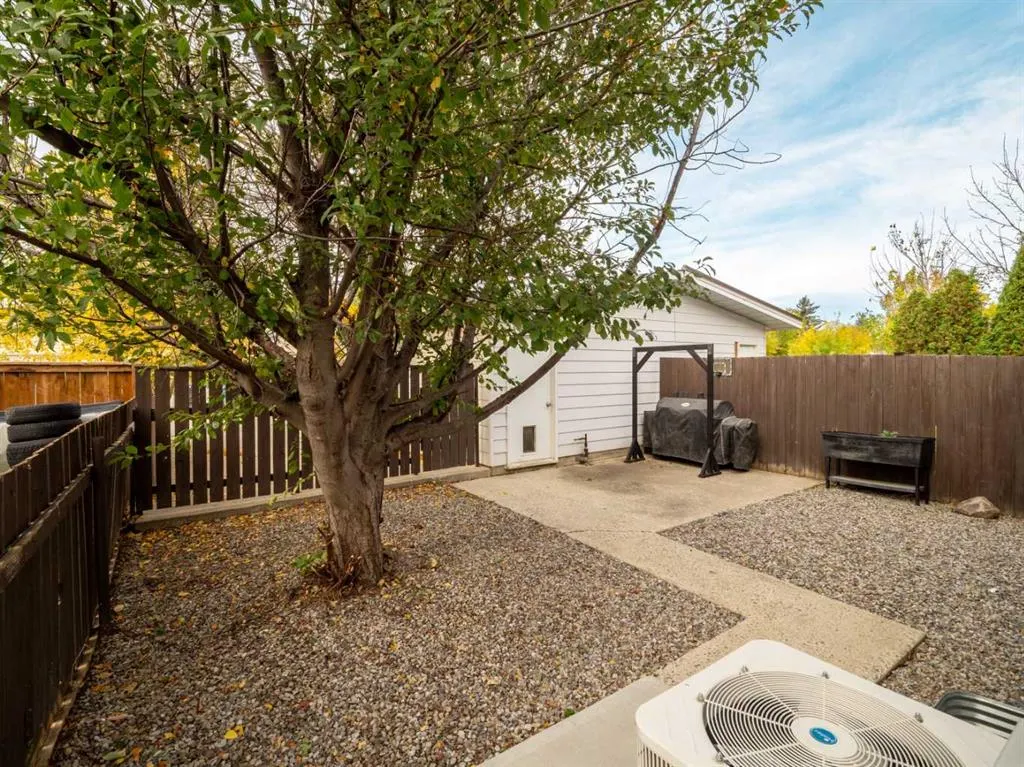 6 Cayuga Crescent W