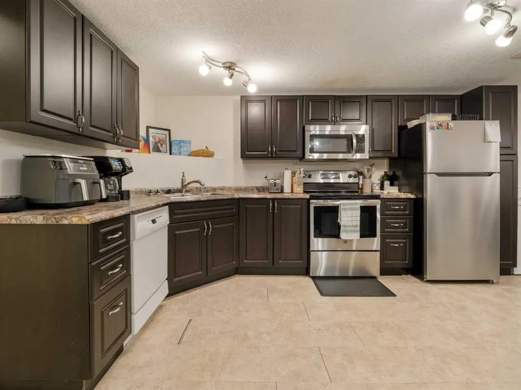 6 Cayuga Crescent W