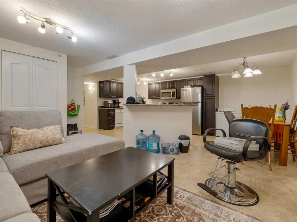6 Cayuga Crescent W