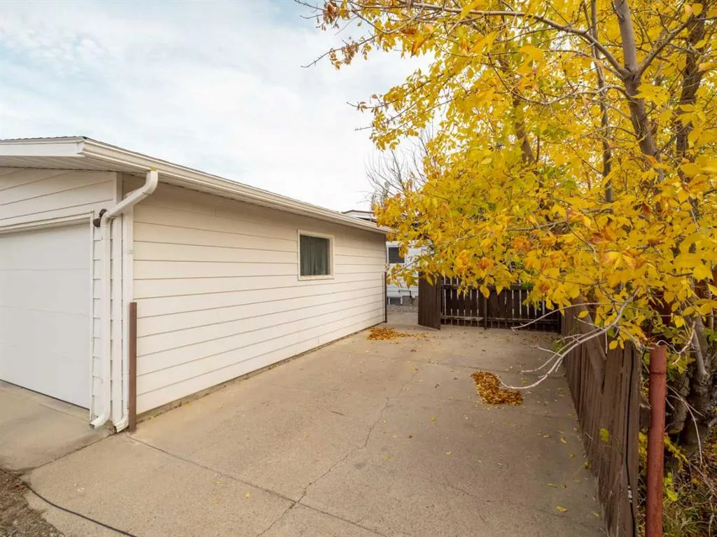 6 Cayuga Crescent W