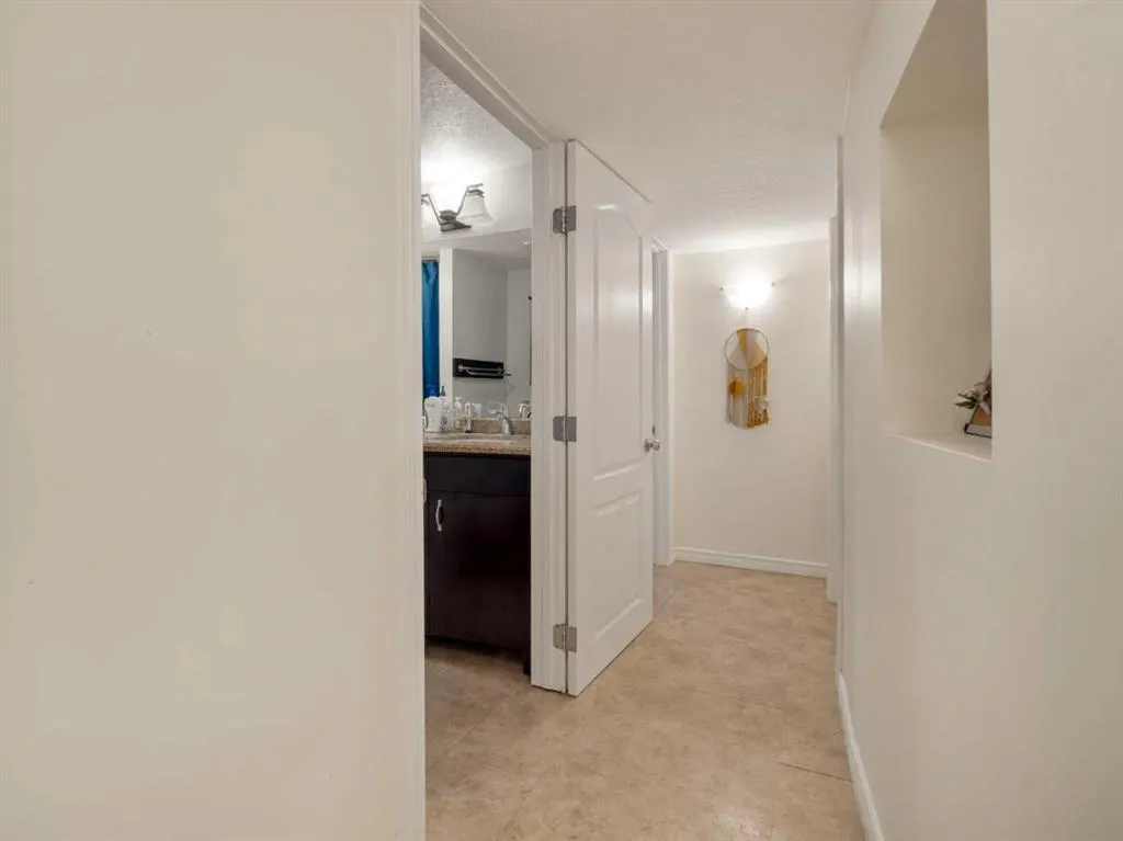 6 Cayuga Crescent W