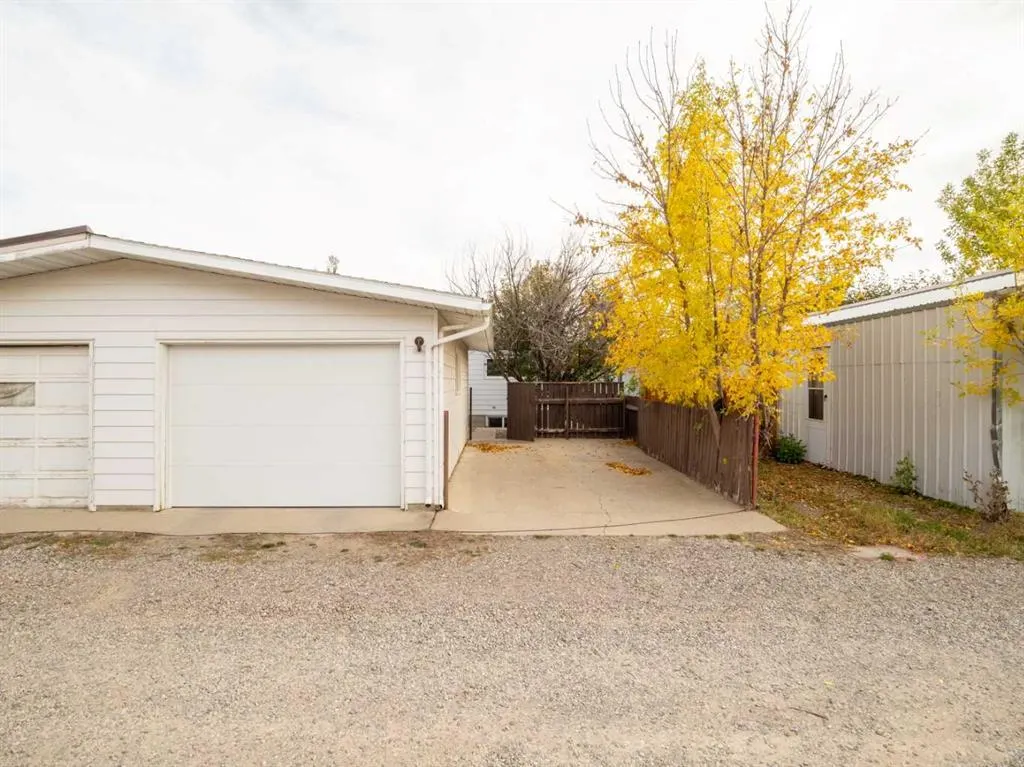 6 Cayuga Crescent W