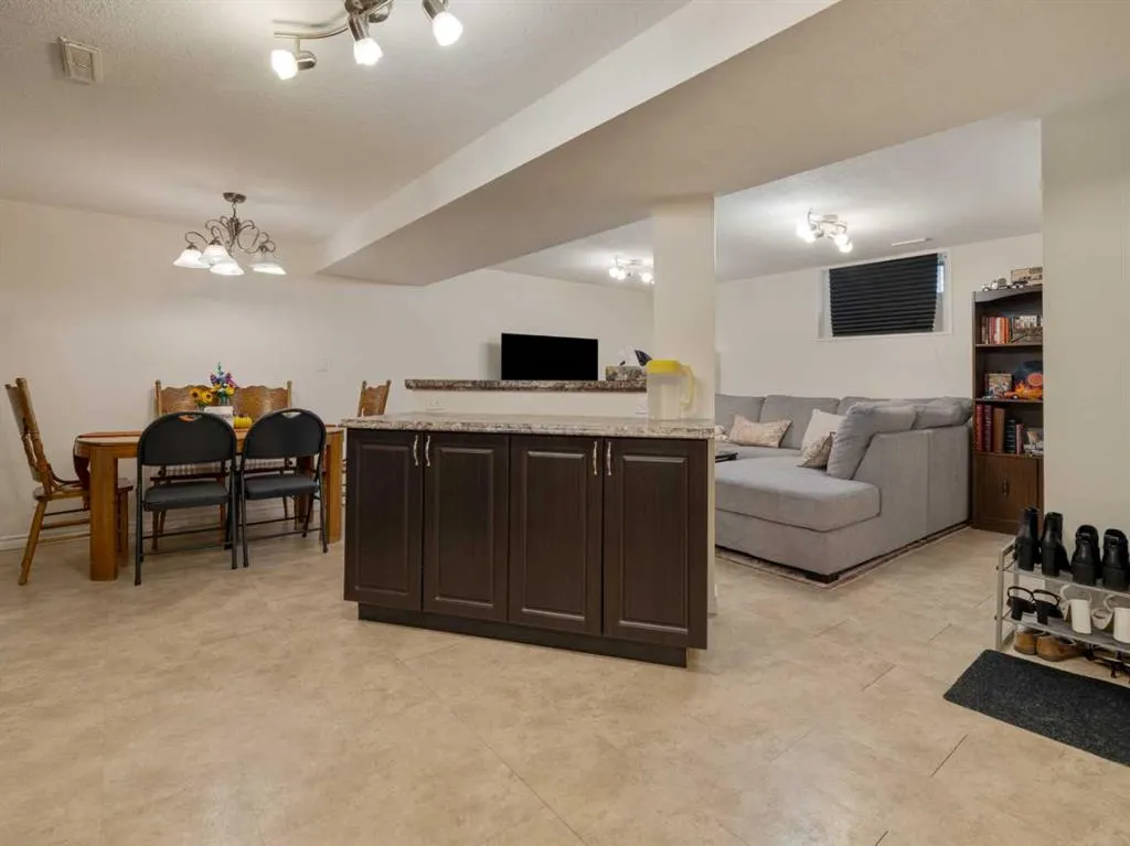 6 Cayuga Crescent W